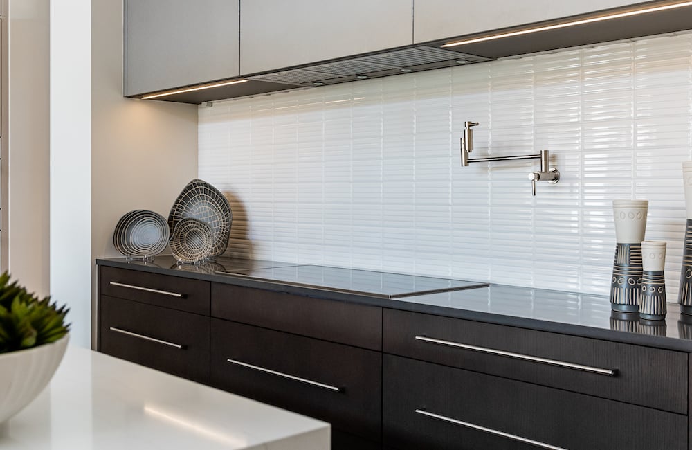 Horizontal Backsplash to Elongate the Room